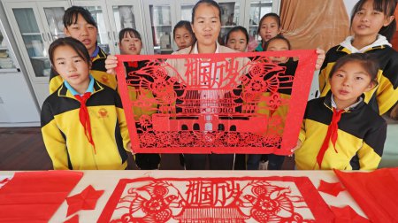 Téléchargez les photos : COMTÉ DE LUANNAN, Province du Hebei, Chine - 30 septembre 2020 : Les élèves du primaire apprennent l'art de couper le papier sous la direction des enseignants - en image libre de droit