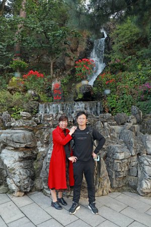 Téléchargez les photos : Pékin, Chine - 3 octobre 2020 : Les touristes jouent devant la cascade artificielle du temple Hongluo à Pékin - en image libre de droit
