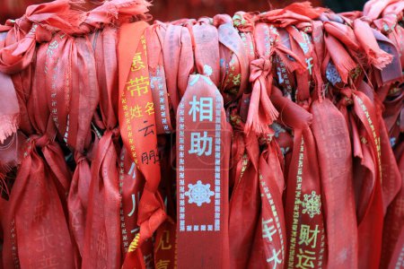 Téléchargez les photos : Drapeaux rouges de prière dans les temples, Chine du Nord - en image libre de droit