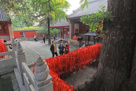 Téléchargez les photos : Pékin, Chine - 3 octobre 2020 : Les touristes jouent dans le temple de Hongluo - en image libre de droit