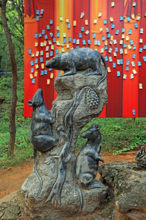 Téléchargez les photos : Pékin, Chine - 3 octobre 2020 : Souris paysage de sculpture dans le parc - en image libre de droit