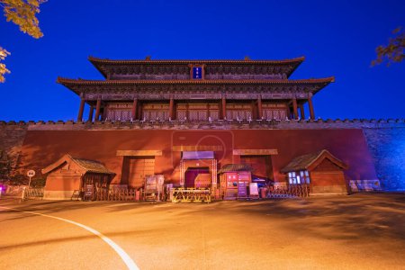 Téléchargez les photos : Pékin, Chine - 4 octobre 2020 : Vue de nuit de la porte de Donghua de la Cité Interdite à Pékin - en image libre de droit