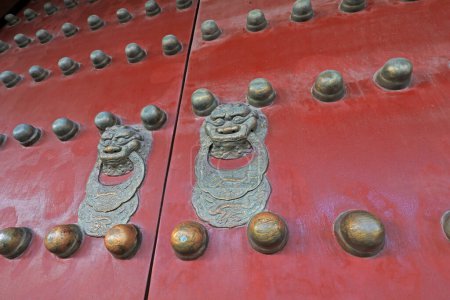 Téléchargez les photos : L'anneau de porte en métal de Beijing Taimiao est sur le panneau de porte - en image libre de droit