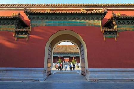 Foto de Beijing, China - 4 de octubre de 2020: Paisaje arquitectónico de la puerta acristalada en el Templo Taimiao de Beijing - Imagen libre de derechos