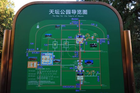 Téléchargez les photos : Pékin, Chine - octobre 5, 2020 : Carte guide de Pékin Tiantan Park - en image libre de droit