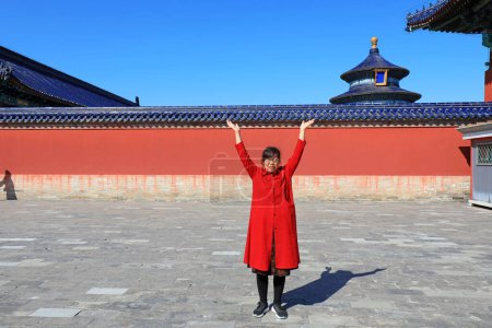 Téléchargez les photos : Pékin, Chine - 5 octobre 2020 : Les touristes féminines jouent dans l'architecture classique du temple du ciel à Pékin - en image libre de droit