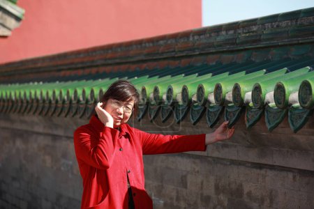 Téléchargez les photos : Pékin, Chine - 5 octobre 2020 : Les touristes féminines jouent dans l'architecture classique du temple du ciel à Pékin - en image libre de droit