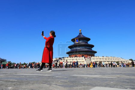 Foto de Beijing, China - 5 de octubre de 2020: Los turistas en el templo del cielo en Beijing - Imagen libre de derechos