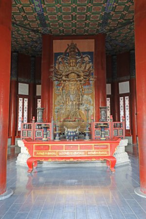 Téléchargez les photos : Pékin, Chine - 6 octobre 2020 : Des milliers de personnes ont remis Avalokitesvara dans le pavillon bouddhiste du palais d'été à Pékin - en image libre de droit