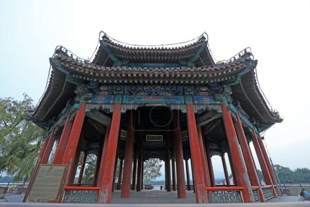 Foto de Beijing, China - 6 de octubre de 2020: Arquitectura clásica china en el Palacio de Verano - Imagen libre de derechos