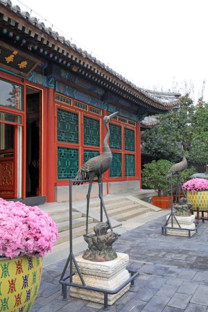 Téléchargez les photos : Pékin, Chine - 6 octobre 2020 : Sculpture de grue en bronze au Palais d'été de Pékin - en image libre de droit