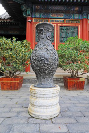 Foto de Beijing, China - 6 de octubre de 2020: Artesanía de jarrones de cobre en el Palacio de Verano de Beijing - Imagen libre de derechos
