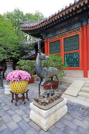 Téléchargez les photos : Pékin, Chine - 6 octobre 2020 : Artisanat en forme de cerf de bronze au Palais d'été de Pékin - en image libre de droit