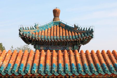 Téléchargez les photos : Sculptures animales sur les avant-toits au palais d'été de Pékin, Chine - en image libre de droit