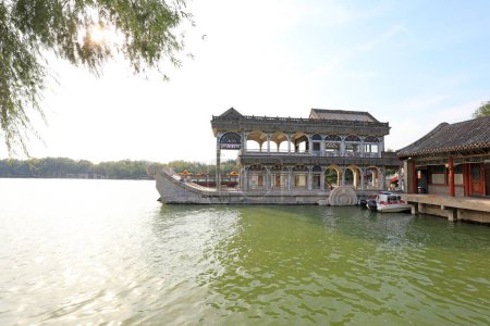 Foto de Pekín, China - 6 de octubre de 2020: Barcos tallados en roca en el palacio de verano en jalá - Imagen libre de derechos