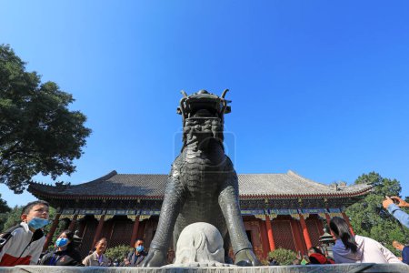 Téléchargez les photos : Pékin, Chine - 6 octobre 2020 : Sculpture en bronze de la licorne au Palais d'été de Pékin - en image libre de droit