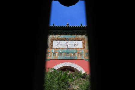 Foto de Beijing, China - 6 de octubre de 2020: El paisaje de la antigua arquitectura china en Beijing Summer Palac - Imagen libre de derechos