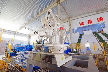 Foto de LUANNAN COUNTY, provincia de Hebei, China - 15 de octubre de 2020: Los robots inteligentes están ocupados en la línea de producción de envases de sal, en el norte de China - Imagen libre de derechos