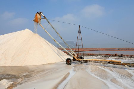 Téléchargez les photos : Équipement de production de sel brut en service dans une saline, Chine du Nord - en image libre de droit
