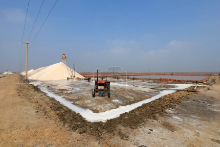 Foto de Equipo de producción de sal cruda en funcionamiento en una fábrica de sal, norte de China - Imagen libre de derechos