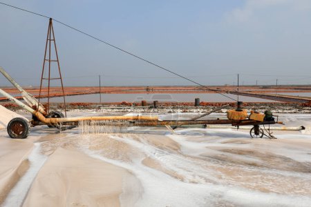 Foto de Equipo de producción de sal cruda en funcionamiento en una fábrica de sal, norte de China - Imagen libre de derechos