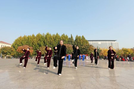 Foto de LUANNAN COUNTY, Provincia de Hebei, China - 18 de octubre de 2020: La gente practica Taijiquan en el parque - Imagen libre de derechos