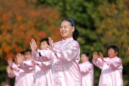 Foto de LUANNAN COUNTY, Provincia de Hebei, China - 18 de octubre de 2020: La gente practica Taijiquan en el parque - Imagen libre de derechos