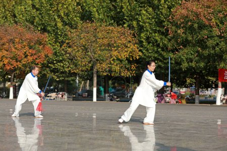Téléchargez les photos : COMTÉ DE LUANNAN, Province du Hebei, Chine - 18 octobre 2020 : Les gens pratiquent l'épée Taiji dans le parc - en image libre de droit