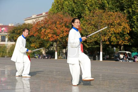 Foto de LUANNAN COUNTY, Provincia de Hebei, China - 18 de octubre de 2020: La gente practica la espada Taiji en el parque - Imagen libre de derechos