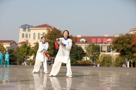 Téléchargez les photos : COMTÉ DE LUANNAN, Province du Hebei, Chine - 18 octobre 2020 : Les gens pratiquent l'épée Taiji dans le parc - en image libre de droit