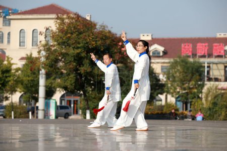 Foto de LUANNAN COUNTY, Provincia de Hebei, China - 18 de octubre de 2020: La gente practica la espada Taiji en el parque - Imagen libre de derechos