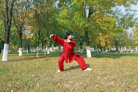 Foto de LUANNAN COUNTY, Provincia de Hebei, China - 18 de octubre de 2020: La gente practica Taijiquan en el bosque - Imagen libre de derechos