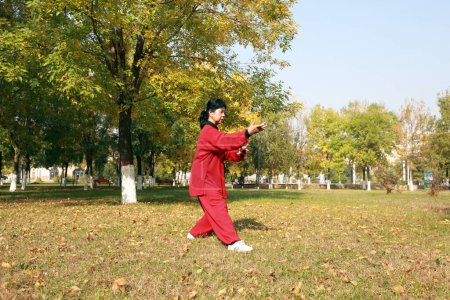 Téléchargez les photos : COMTÉ DE LUANNAN, Province du Hebei, Chine - 18 octobre 2020 : Les gens pratiquent le Taijiquan dans les bois - en image libre de droit