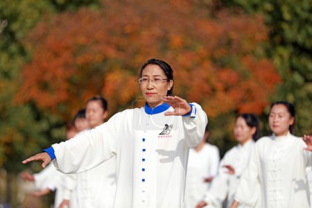 Foto de LUANNAN COUNTY, Provincia de Hebei, China - 18 de octubre de 2020: La gente está practicando Taijiquan en la plaza - Imagen libre de derechos