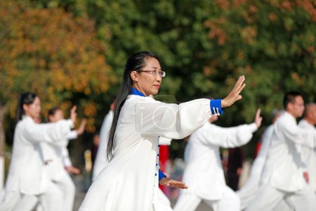 Foto de LUANNAN COUNTY, Provincia de Hebei, China - 18 de octubre de 2020: La gente está practicando Taijiquan en la plaza - Imagen libre de derechos