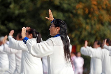 Téléchargez les photos : COMTÉ DE LUANNAN, Province du Hebei, Chine - 18 octobre 2020 : Les gens pratiquent le Taijiquan sur la place - en image libre de droit
