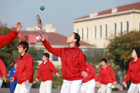 Téléchargez les photos : COMTÉ DE LUANNAN, Province du Hebei, Chine - 18 octobre 2020 : Les femmes pratiquent le softball Tai Chi sur la place - en image libre de droit