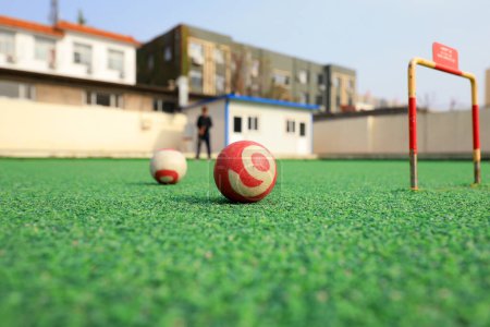 Téléchargez les photos : Les passionnés de gateball chinois jouent au gateball chinois, COMTÉ DE LUANNAN, province du Hebei, Chine - en image libre de droit
