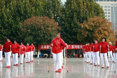 Téléchargez les photos : COMTÉ DE LUANNAN, Chine - 25 octobre 2020 : Des personnes âgées jouent avec des bâtons pour célébrer le Double Neuvième Festival sur une place du parc, COMTÉ DE LUANNAN, province du Hebei, Chine - en image libre de droit