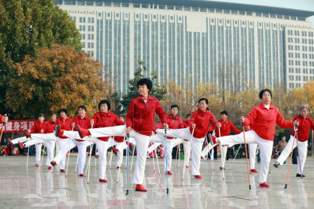 Foto de LUANNAN COUNTY, China - 25 de octubre de 2020: Las personas mayores se presentan con palos para celebrar el Doble Noveno Festival en una plaza del parque, LUANNAN COUNTY, provincia de Hebei, China - Imagen libre de derechos