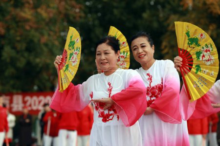 Foto de LUANNAN COUNTY, China - 25 de octubre de 2020: Los espectáculos de danza fitness celebran el Doble Noveno Festival en una plaza del parque, LUANNAN COUNTY, provincia de Hebei, China - Imagen libre de derechos