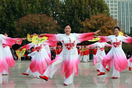 Téléchargez les photos : COMTÉ DE LUANNAN, Chine - 25 octobre 2020 : Des spectacles de danse fitness pour personnes âgées célèbrent le Double Neuvième Festival sur une place de parc, COMTÉ DE LUANNAN, province du Hebei, Chine - en image libre de droit