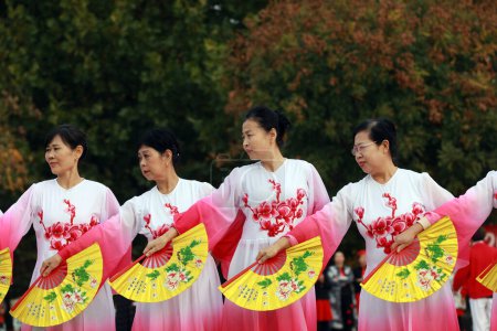 Foto de LUANNAN COUNTY, China - 25 de octubre de 2020: Los espectáculos de danza fitness celebran el Doble Noveno Festival en una plaza del parque, LUANNAN COUNTY, provincia de Hebei, China - Imagen libre de derechos
