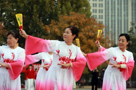 Téléchargez les photos : COMTÉ DE LUANNAN, Chine - 25 octobre 2020 : Des spectacles de danse fitness pour personnes âgées célèbrent le Double Neuvième Festival sur une place de parc, COMTÉ DE LUANNAN, province du Hebei, Chine - en image libre de droit