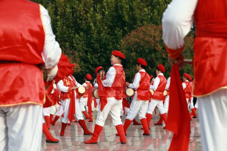 Téléchargez les photos : COMTÉ DE LUANNAN, Chine - 25 octobre 2020 : Des spectacles de tambour pour personnes âgées célèbrent le Double Neuvième Festival sur une place de parc, COMTÉ DE LUANNAN, province du Hebei, Chine - en image libre de droit