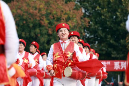 Foto de LUANNAN COUNTY, China - 25 de octubre de 2020: Los espectáculos de tambores de cintura fitness celebran el Doble Noveno Festival en una plaza del parque, LUANNAN COUNTY, provincia de Hebei, China - Imagen libre de derechos
