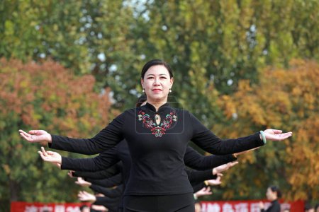 Téléchargez les photos : COMTÉ DE LUANNAN, Chine - 25 octobre 2020 : Exposition de cheongsam sur une place du parc, COMTÉ DE LUANNAN, province du Hebei, Chine - en image libre de droit