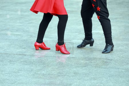Téléchargez les photos : Jupe rouge et chaussures de danse, pantalon noir, danse en plein air carré, Chine - en image libre de droit