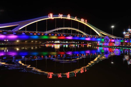 Téléchargez les photos : COMTÉ DE FENGNAN, province du Hebei, Chine - 3 novembre 2020 : Nuit dans l'endroit pittoresque du lac Huifeng - en image libre de droit