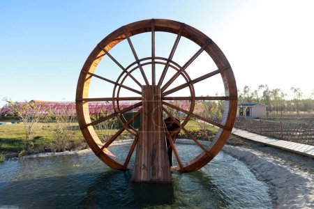 Wasserrad-Architektur aus Holz im Park